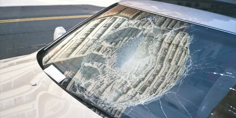 Vai KASKO sedz vandalismu Latvijā un ko darīt, ja automašīna ir apzināti bojāta?