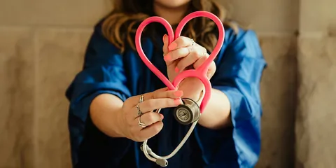 Medicīniskā palīdzība ārzemēs: kā ceļojumu apdrošināšana pasargā no lieliem izdevumiem