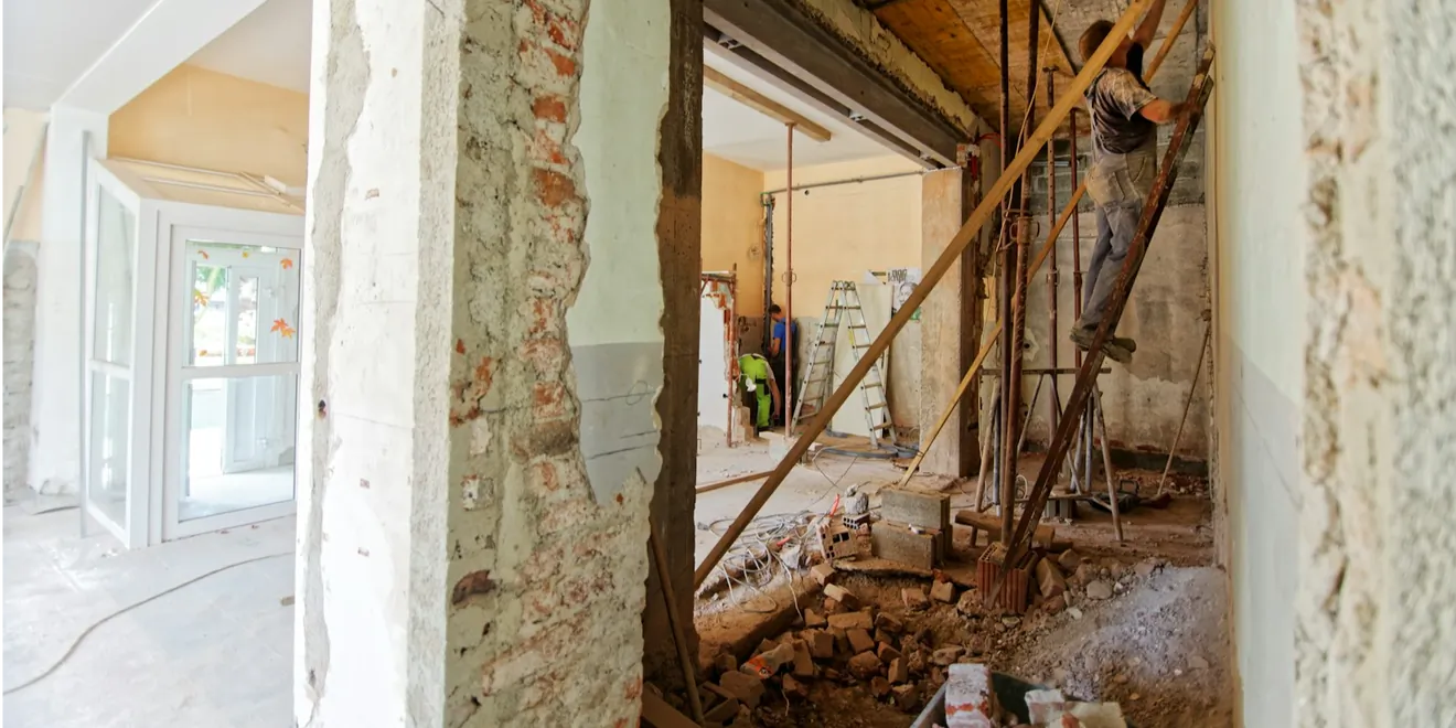 Dzīvokļa remonts un mājokļa apdrošināšana: riski, par kuriem aizmirst