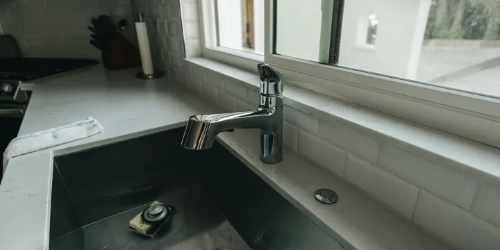 Ūdens noplūdes un cauruļvadu bojājumi: riski mājoklim