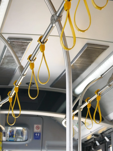 Kritiens sabiedriskajā transportā