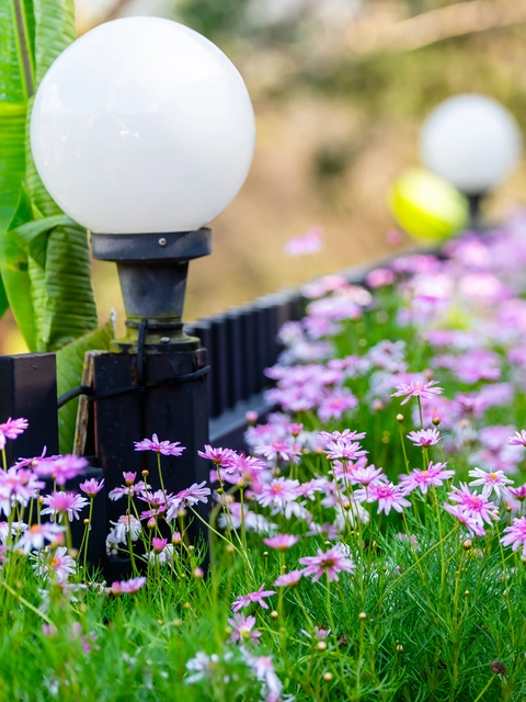 Sabojāti piemājas dārza dekori