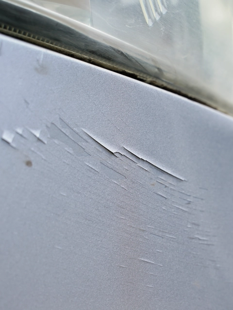 Skrejritenis apgāzās un sabojāja auto spārnu