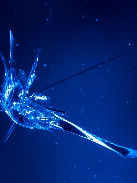 Akmens trāpījums priekšējā stiklā uz šosejas