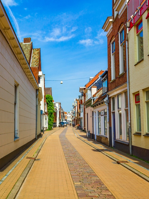 Aizķerta veikala reklāmas konstrukcija