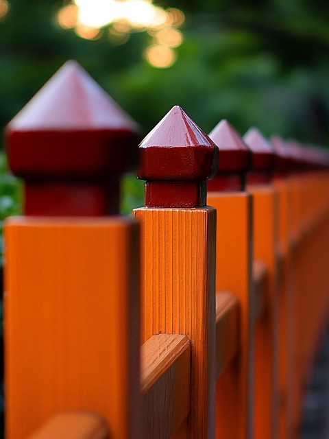 Sabojāts sētas stabs pie mājas