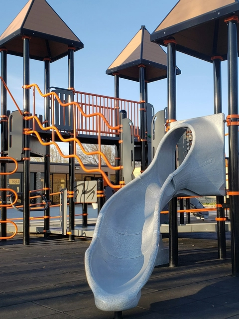 Kritiens no rotaļu konstrukcijas