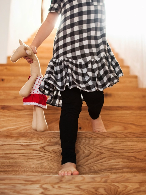 Kritiens pa kāpnēm mājās