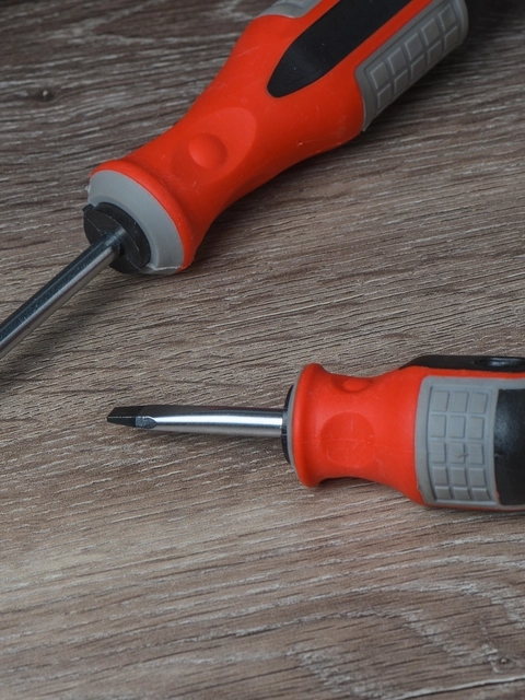 Montāžas speciālistam uzkrīt instruments