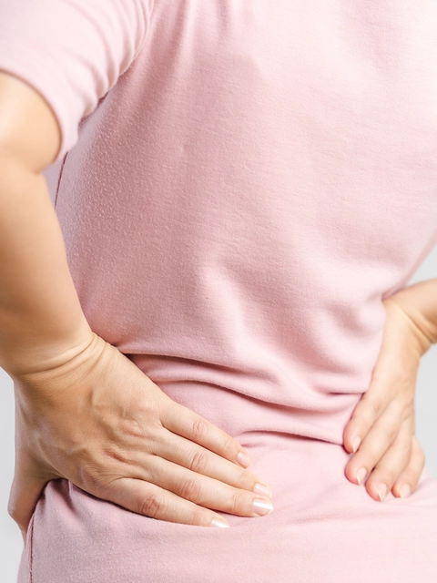 Uzņēmuma šoferis savaino muguru kravājot preces