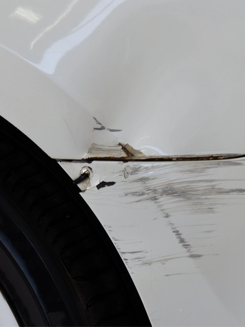 Aizķēra auto krustojumā