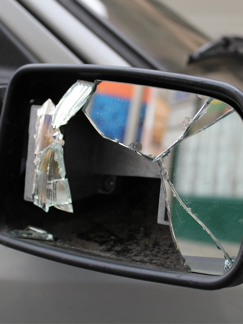 Sabojāts auto spogulis