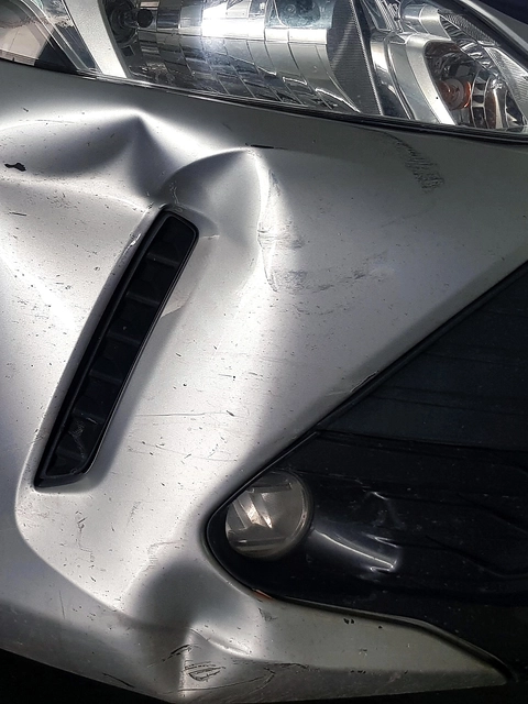 Aizķēra stāvošu auto