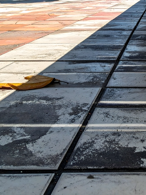 Krišana uz slidena ietves seguma