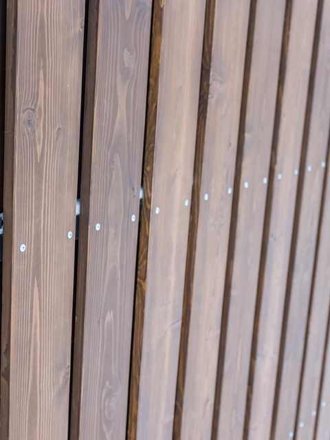 Sabojāta mājas žoga daļa