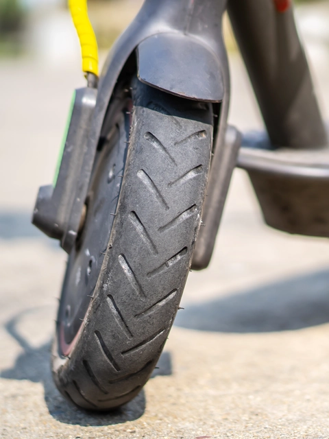 Traucējot nolikts skrejritenis bojā auto durvis