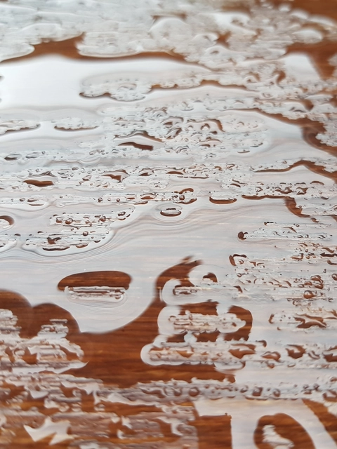 Klients paklūp uz slapjas grīdas birojā