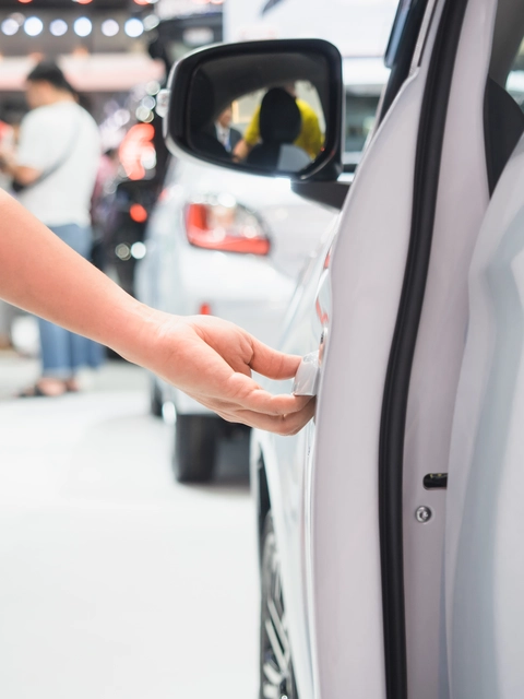 Sadursme ar atvērtām auto durvīm