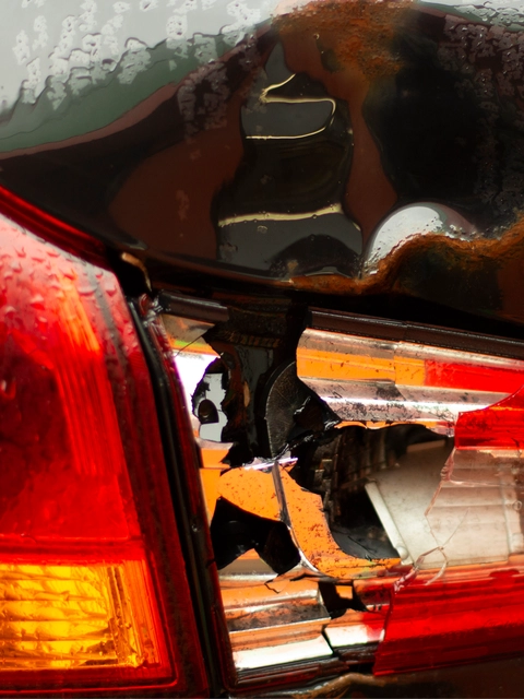 Sadursme ar auto – bojāti lukturi